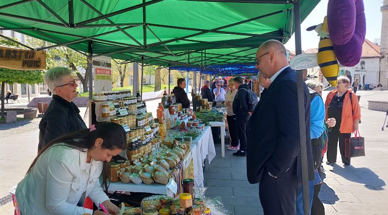 U Toku Sajam Meda I Mlijeka Teglica Bateglica Ba