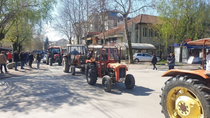 protest-zivinice-traktori-1-voznja.jpg